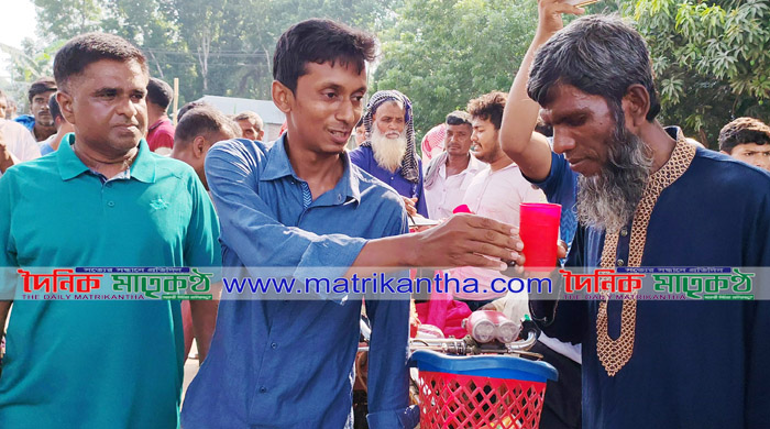 কৃষক ও মোটর সাইকেল চালকদের মধ্যে সমাজসেবক শেখ নিশানের শরবত বিতরণ